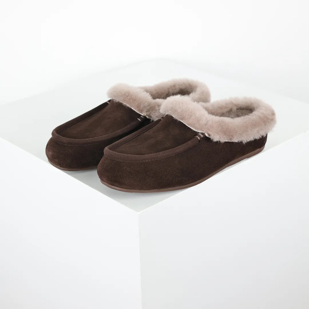 Copy price 💰560 Core recommendation Good price It is a very suitable choice for home use. In recent years, uug has launched a series of styles, which are partially geared towards the preferences of young consumers and have also moved to the forefront of fashion trends. Shoe body material: water-repellent coated suede upper, 17 mm UGGPURE™ implantable wool insole, lightweight non-slip and comfortable rubber outsole, with brand LOGO and trademark, with full packaging Size: 35 36 37 38 39 40